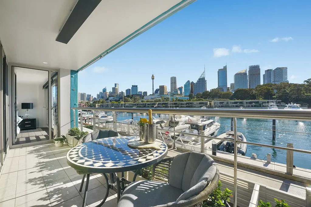 Woolloomooloo 3房 Woolloomooloo标志性位置 滨水视野壮丽 城市天际线 现代升级设计 无缝户外流线 高端石材厨房 主卧带超大衣帽间 设计师卫浴套间 Spectacular Views and Waterfront Living on Woolloomooloo's Finger Wharf