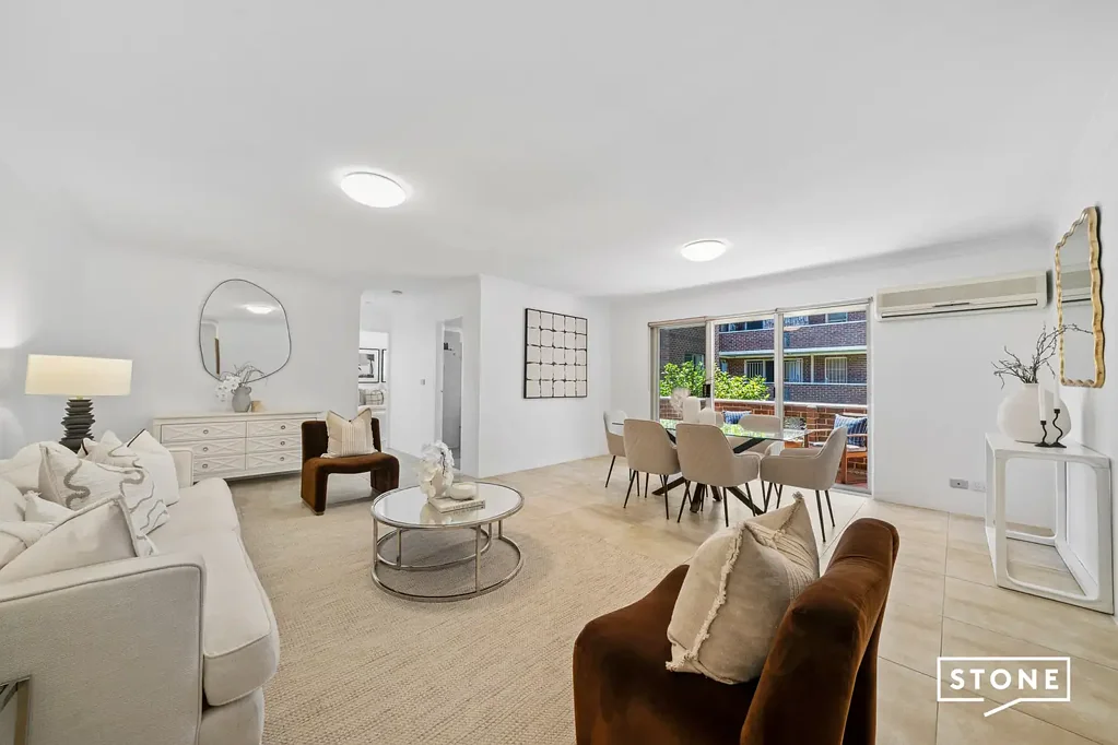 North Parramatta 2房 阳光明媚阳台 俯瞰公共花园 现代翻新厨房 两卧绿树视野 主卧带空调 浴室浴缸俱全 全屋瓷砖地板 单间锁车库 轻轨站旁便利 Modern Two-Bedroom Apartment with North-Facing Balcony & Leafy Outlook