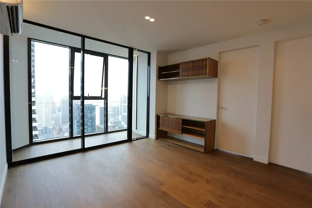 Lighthouse: Luxurious Three Bedroom Apartment in a Gorgeous Complex!