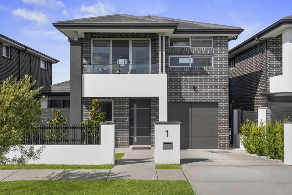 Greystanes 4房 现代四卧设计 美观低维护 朝北理想地块 全屋空调真空系统 私密庭院娱乐 超大燃气厨房 主卧带套间 便捷交通位置 CONTEMPORARY 4-BEDROOM STANDALONE HOME - OPEN TO VIEW SAT 16/05/2026 @ 3-3.30PM