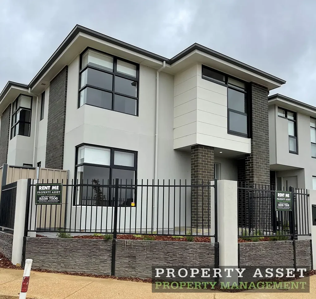 3 Bedroom Townhome with SOLAR – Great Family Living!