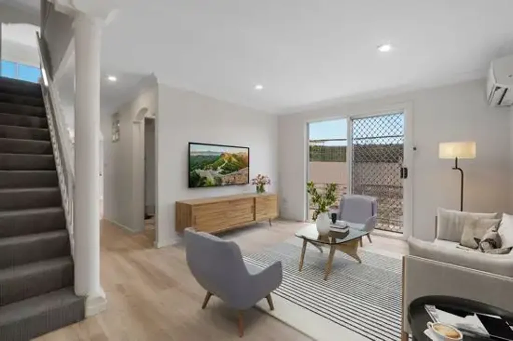 Biggera Waters 4部屋 Location,Location_Coastal Living at Its Best - 2/9 Matina Street, Biggera Waters_Offers Above $959,000