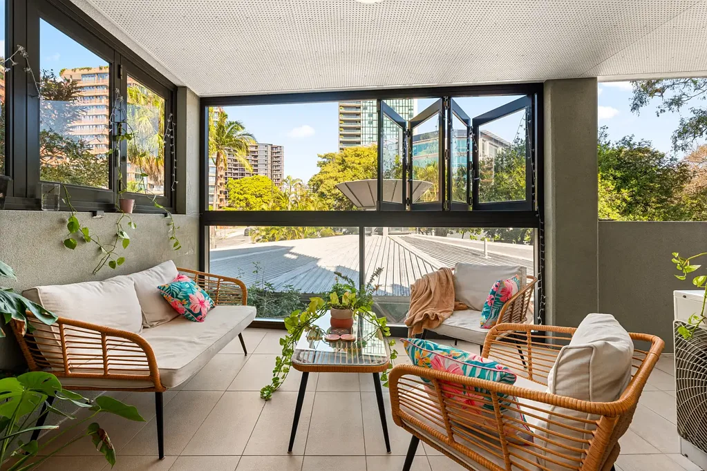 Toowong 2房 (转角公寓，专为便利而建) (A CORNER APARTMENT, BUILT FOR CONVENIENCE)