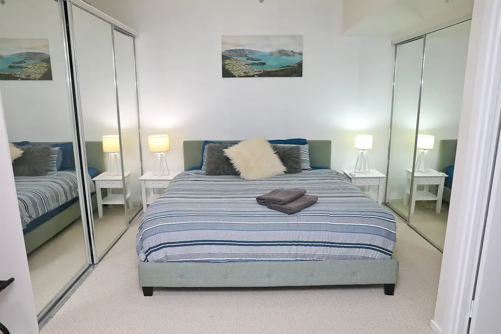 Broadbeach 1침실 Turn-Key Broadbeach Living with Never-to-Be-Built-Out River and Mountain Views