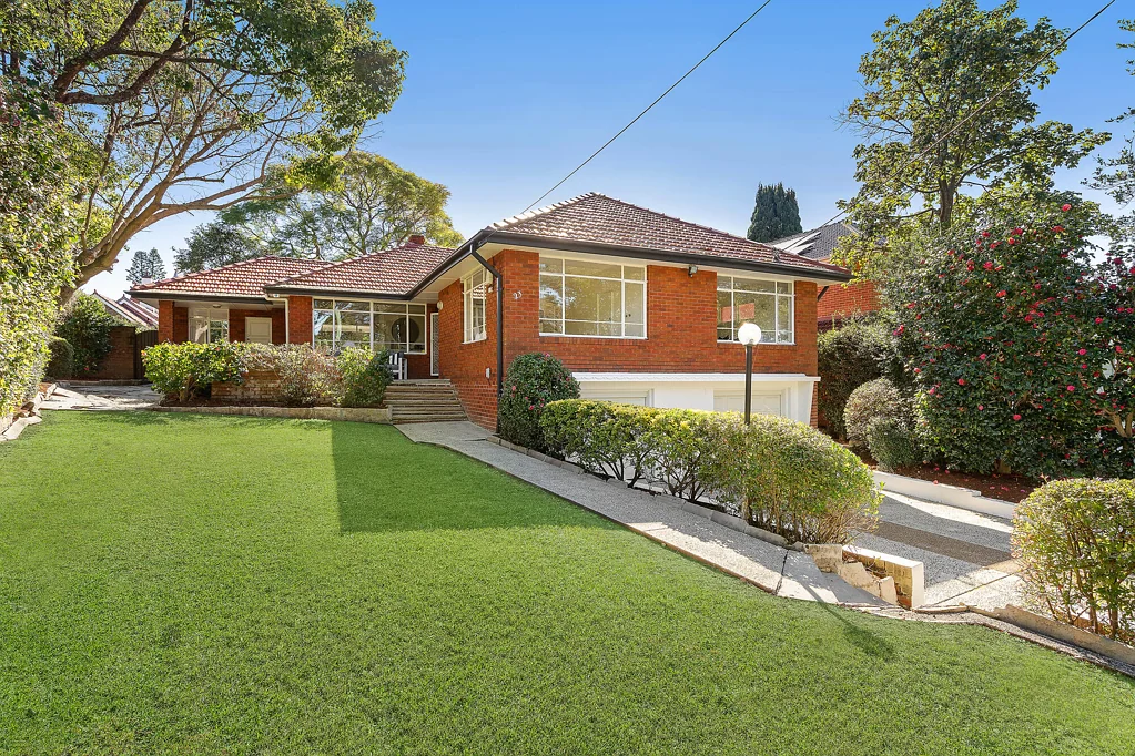 Killara 4બેડરૂમ Refreshed full brick home, superb walk everywhere opportunity