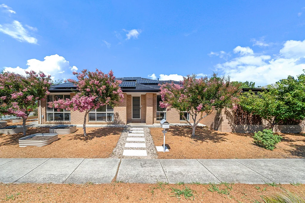 212 Macfarlane Burnet Avenue, Macgregor, ACT 2615
