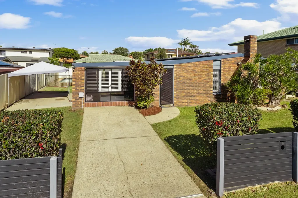 Bracken Ridge 3ห้องนอน Poolside Living with Solar, Shed and Flexible Family Space