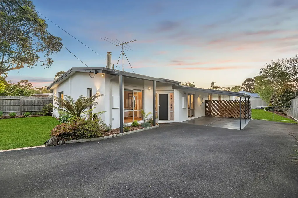 Mccrae 4房 海滨瑰宝 893sqm土地 四卧两卫 宽敞草坪 现代厨房 开放用餐 工作室灵活 邻近海滩咖啡 Coastal warmth, family comfort and future potential in McCrae