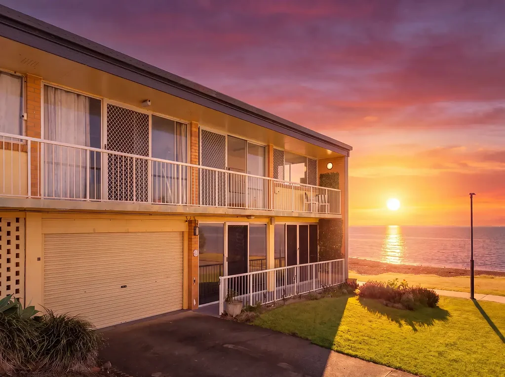 Redcliffe 2房 绝对海滨生活，尽享永恒海湾美景 Absolute Waterfront Living with Forever Bay Views