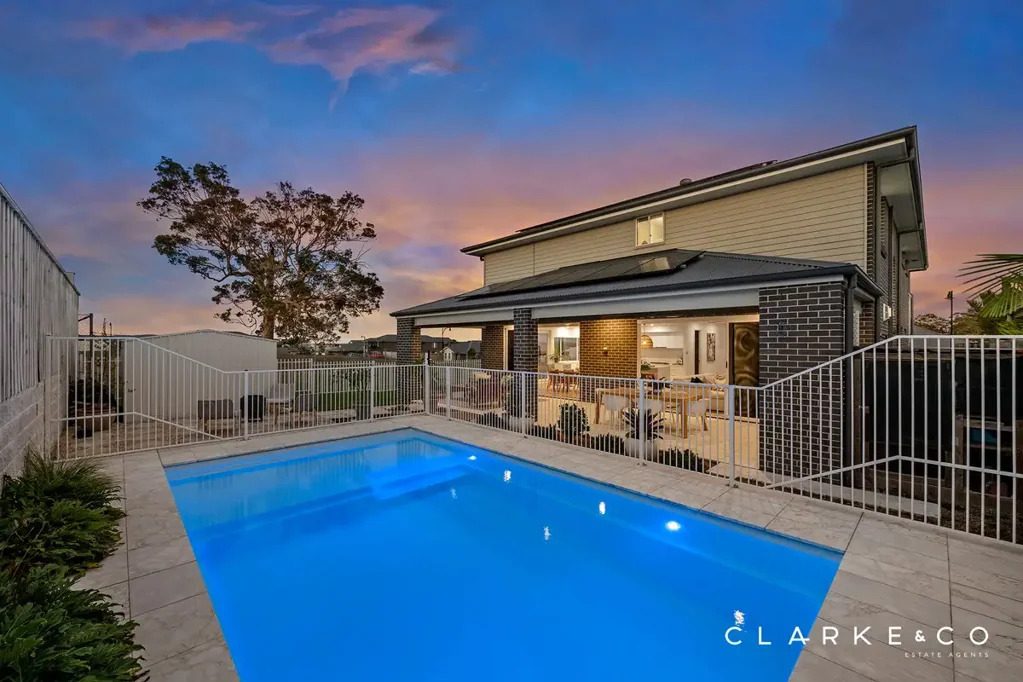 Chisholm 5Zimmer A STATEMENT HOME WITH EXCEPTIONAL FINISHES INSIDE AND OUT!