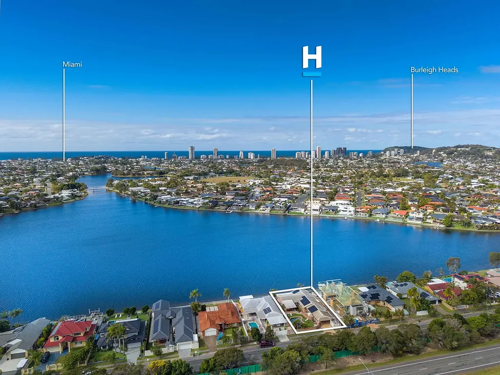 Burleigh Waters 4બેડરૂમ EXPANSIVE WATERFRONT LIVING IN THE HEART OF BURLEIGH WATERS