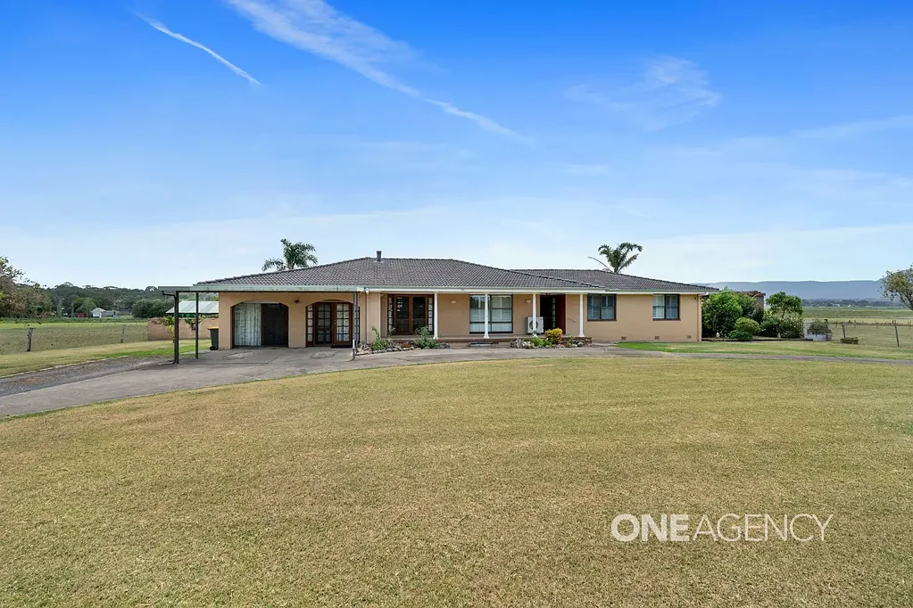SUBSTANTIAL FIVE-BEDROOM FAMILY HOME WITH POOL