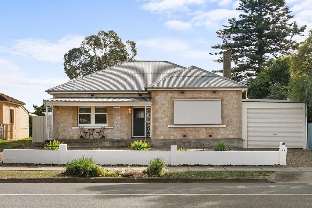Murray Bridge 3Moenga Mid-Century Charm, Modern Comfort