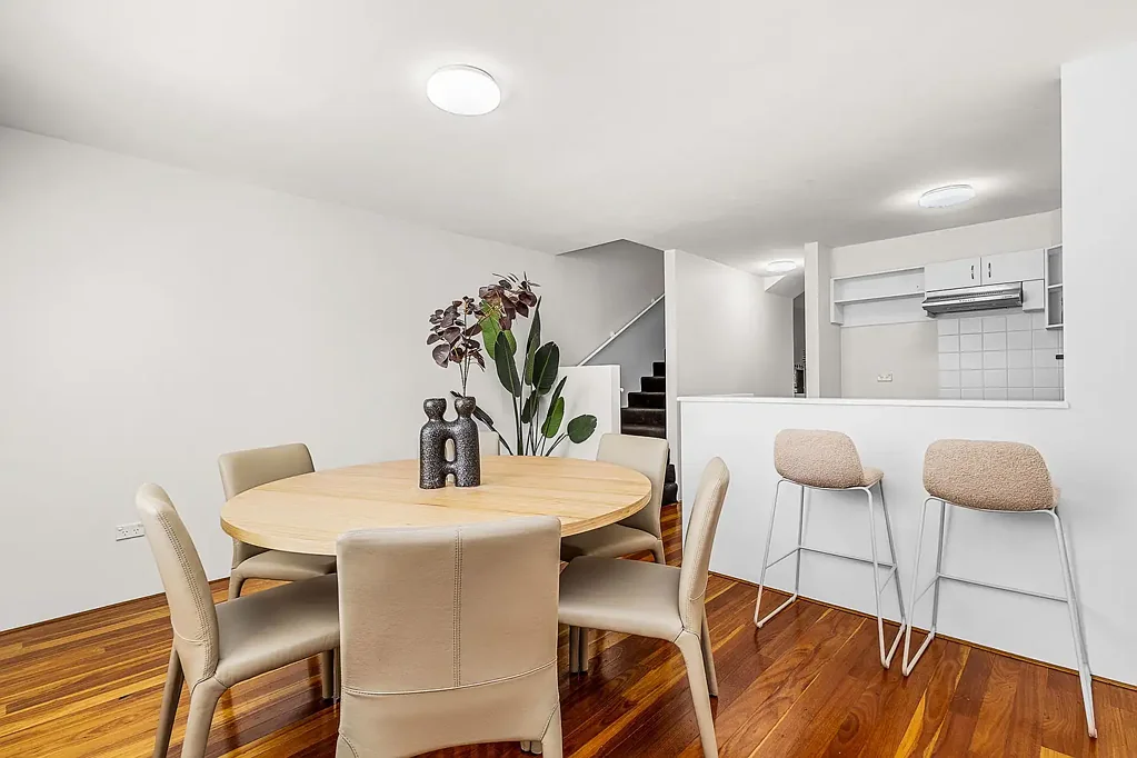 East Perth 3房  Tri-level Bronte Terrace townhouse in secure gated complex!