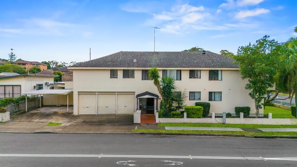 Neat 3 Bedroom Unit, Fantastic Location!