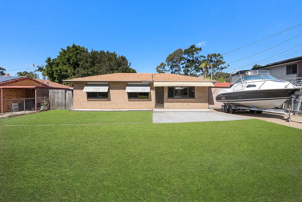 Victoria Point 3 Bedroom Prime Location with Portable Mobile Home & Room to Add Value