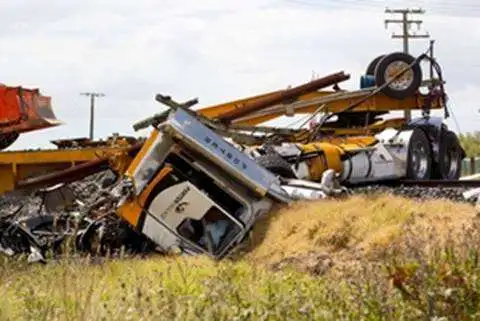 卡车撞火車  怀卡托卡车司机当场死亡