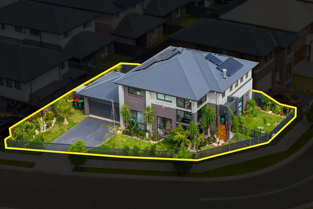 Catherine Field 5Kwarto Designer Family Living with Luxury Finishes Throughout