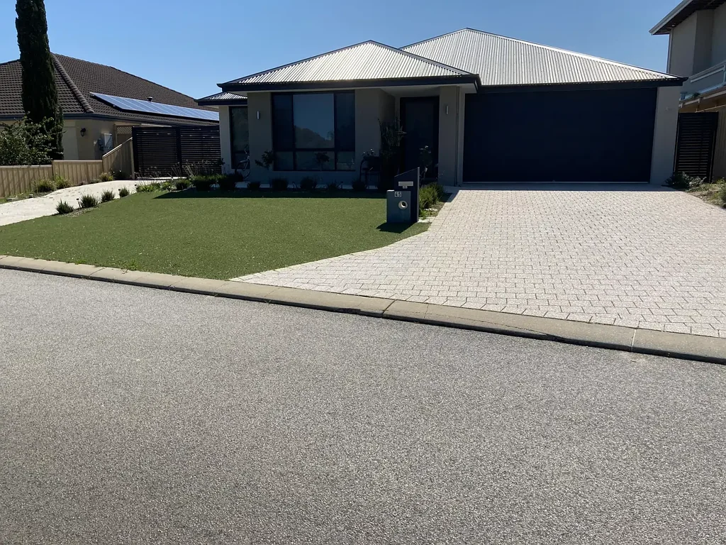 LARGE, SPACIOUS FAMILY HOME OPPOSITE PARK
