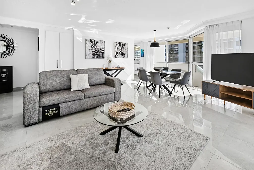 Surfers Paradise 2房  Fully Renovated North-East Residence with Ocean Views in the Prestigious Baronnet