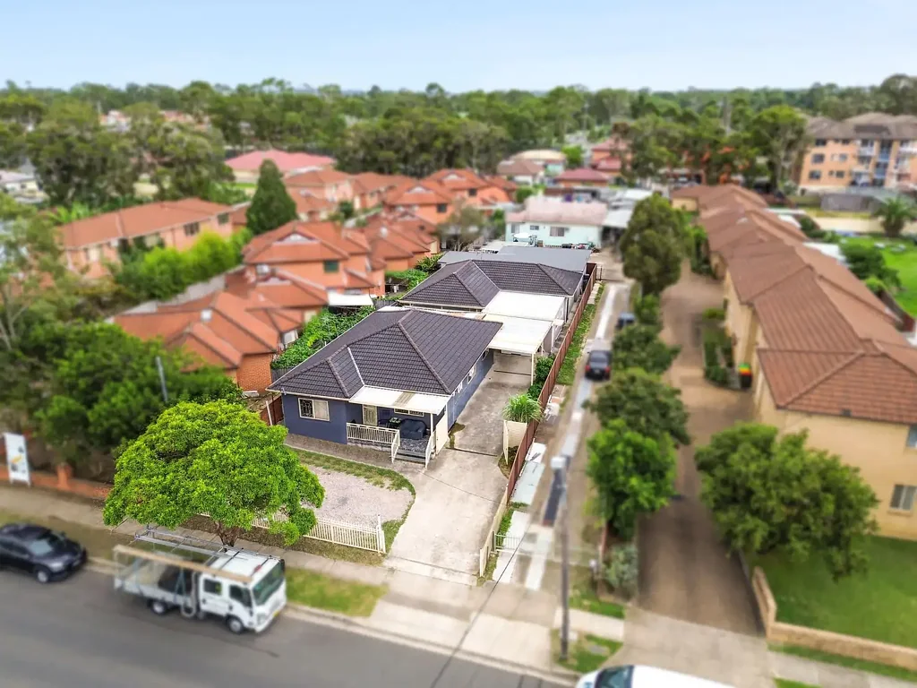 Canley Vale 10ਬੈੱਡਰੂਮ ONE OF THE BEST STREET IN CANLEY VALE - SUPER RENTAL INCOME $1700 PER WEEK.