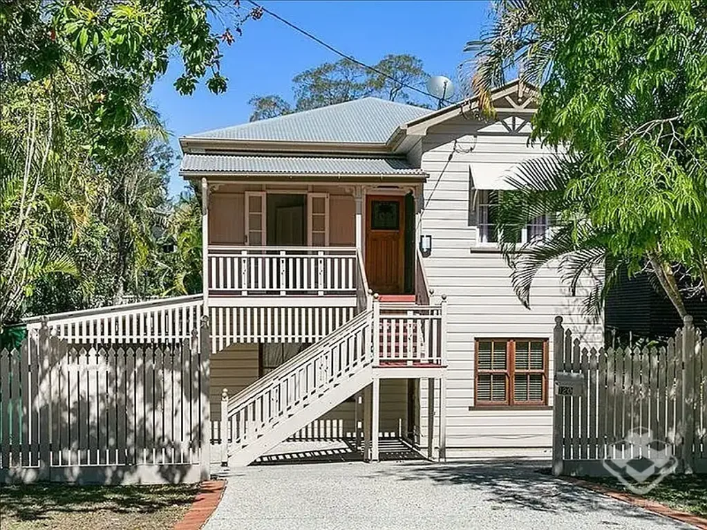 Luxurious family home mins walk to Shopping centre and Indooroopilly State School