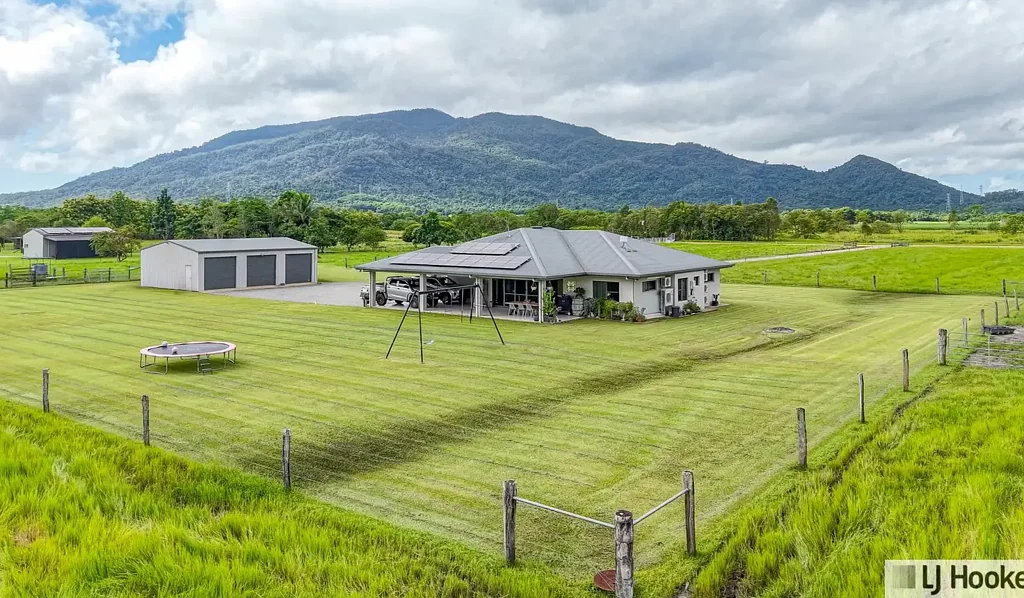 Birkalla 4ਬੈੱਡਰੂਮ Exceptional Family Living on 10 Acres with Stunning Mountain Views