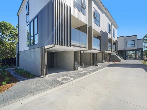 Brand-New 3-Bedroom Townhouses with Views
