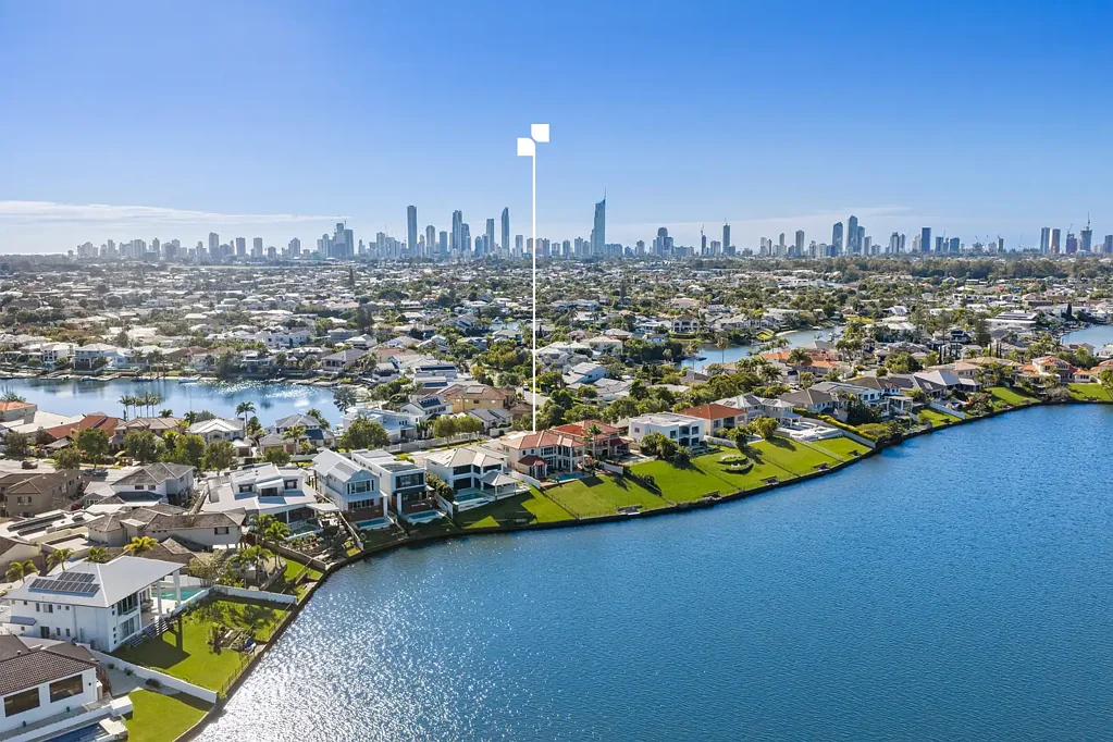Benowa 5房  A Grand Waterfront Residence of Timeless Elegance