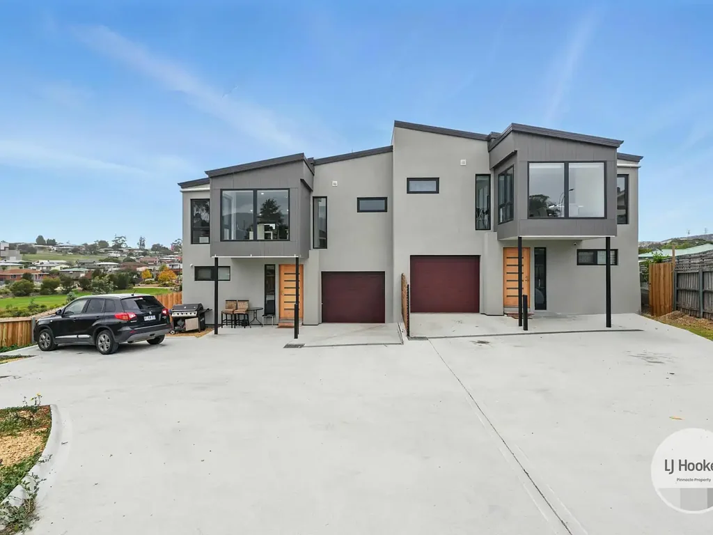 Bridgewater 6ਬੈੱਡਰੂਮ Dual Townhouse Opportunity – Buy One or Both!
