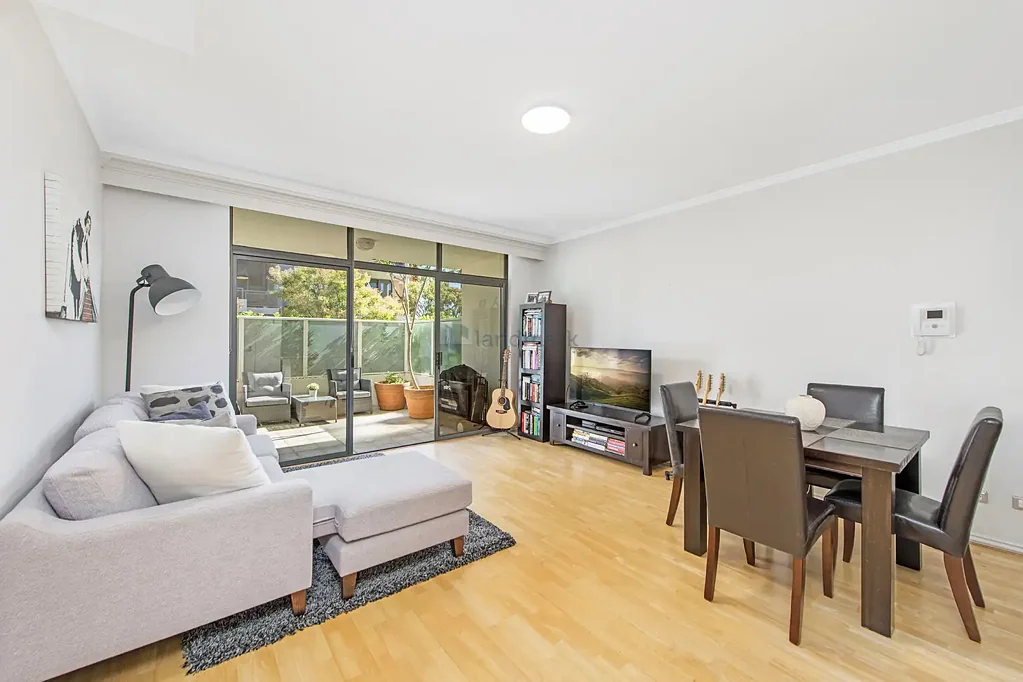 Stylish ground floor apartment with large courtyard