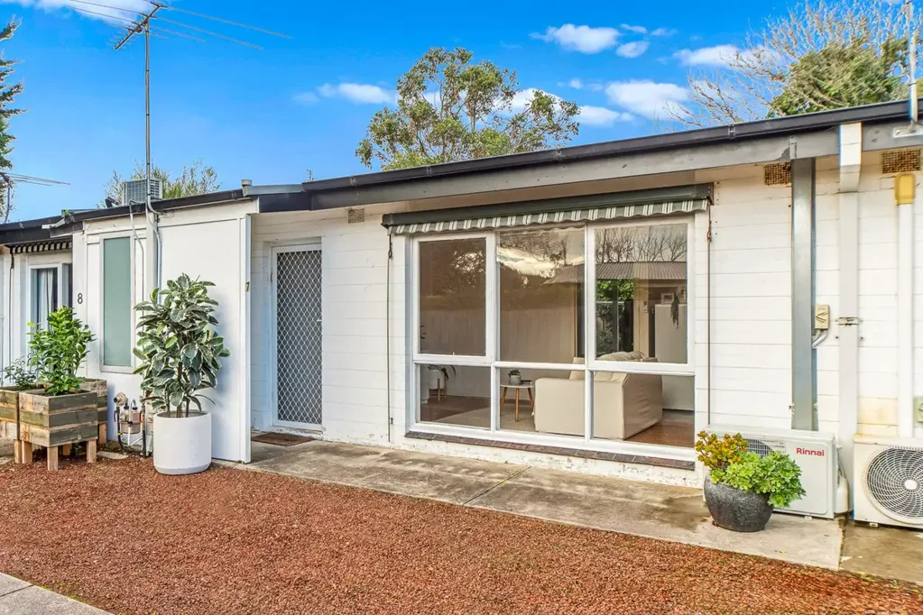Frankston 1房 Frankston高中学区 海滨Kars St 采光充足 原始厨房 私人庭院 专用车棚 交通便捷 一切尽在掌握 Beachside Buying Starts Here