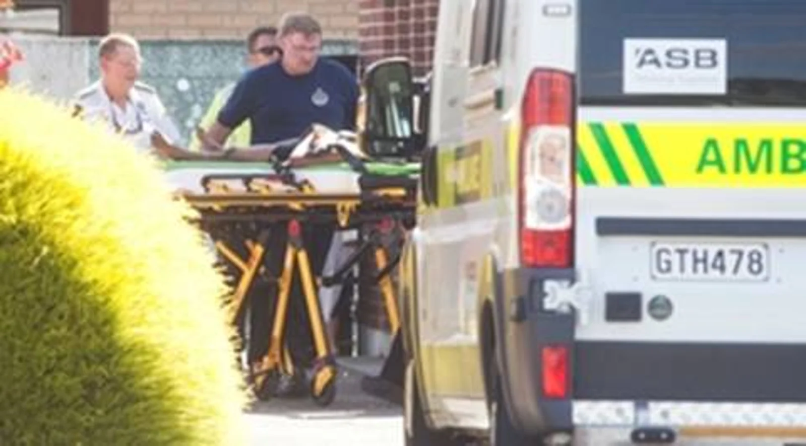 年轻女子不幸在旅馆泳池底溺亡