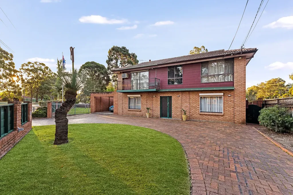 Milperra 4બેડરૂમ Spacious Family Home on 720sqm - Endless Potential!