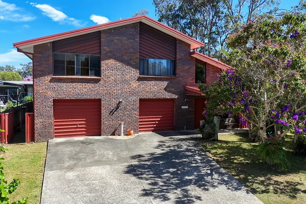 Dunbogan 3chambre SOLID BRICK RESIDENCE IN BAY STREET DUNBOGAN