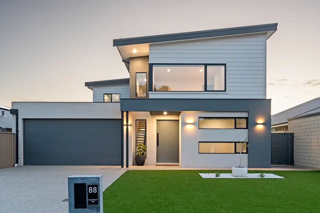 Meadow Springs 4कमरा Elevated living with front-row golf course views