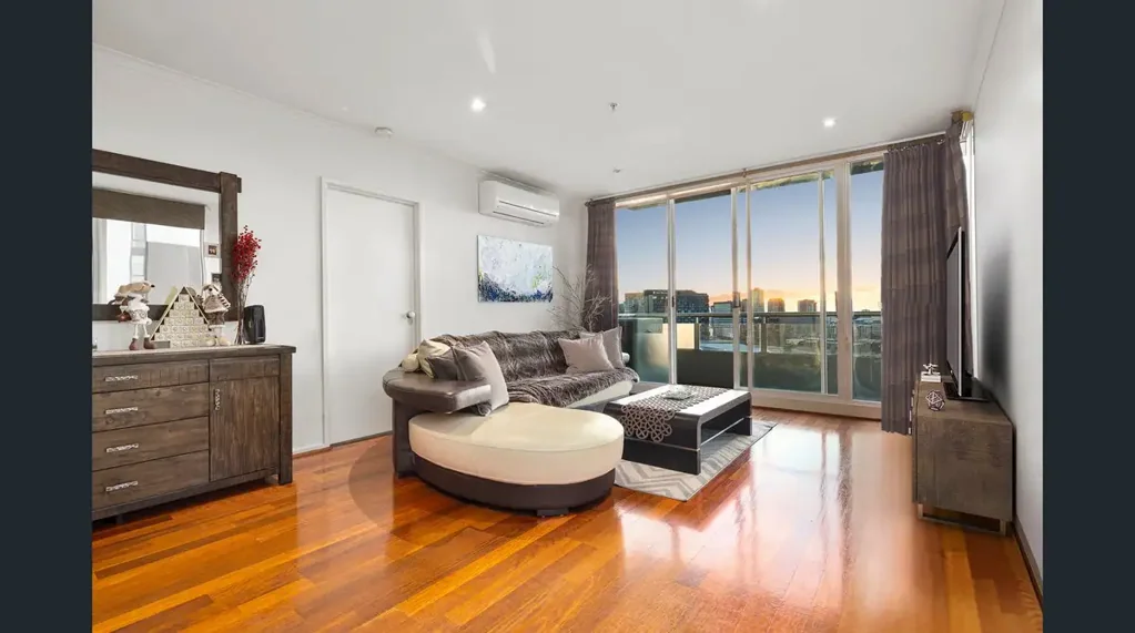 Fully furnished North-Facing Corner Apartment with Stunning City & River Views