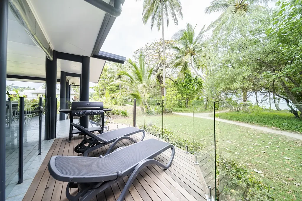 Mission Beach 3બેડરૂમ Iconic "Beachside on Pacific" - Absolute Beachfront Fully Furnished Holiday Home !