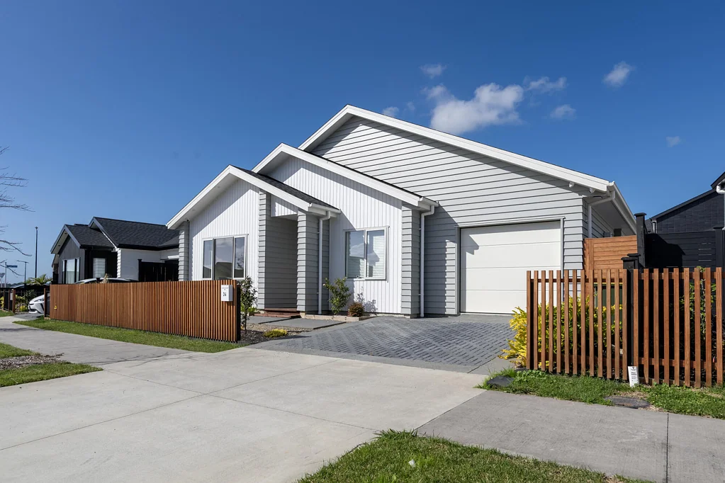 Wainui 5房 懂生活，更懂升级！403㎡全幅地，五房大空间搭配百变天幕露台，演绎极致舒适 Louvre, blinds and drapes installed
