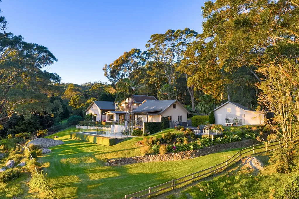 Jamberoo 4 Slaapkamer A Hilltop One-Acre Haven offering Expansive Living, Complete Privacy and Panoramic Vistas