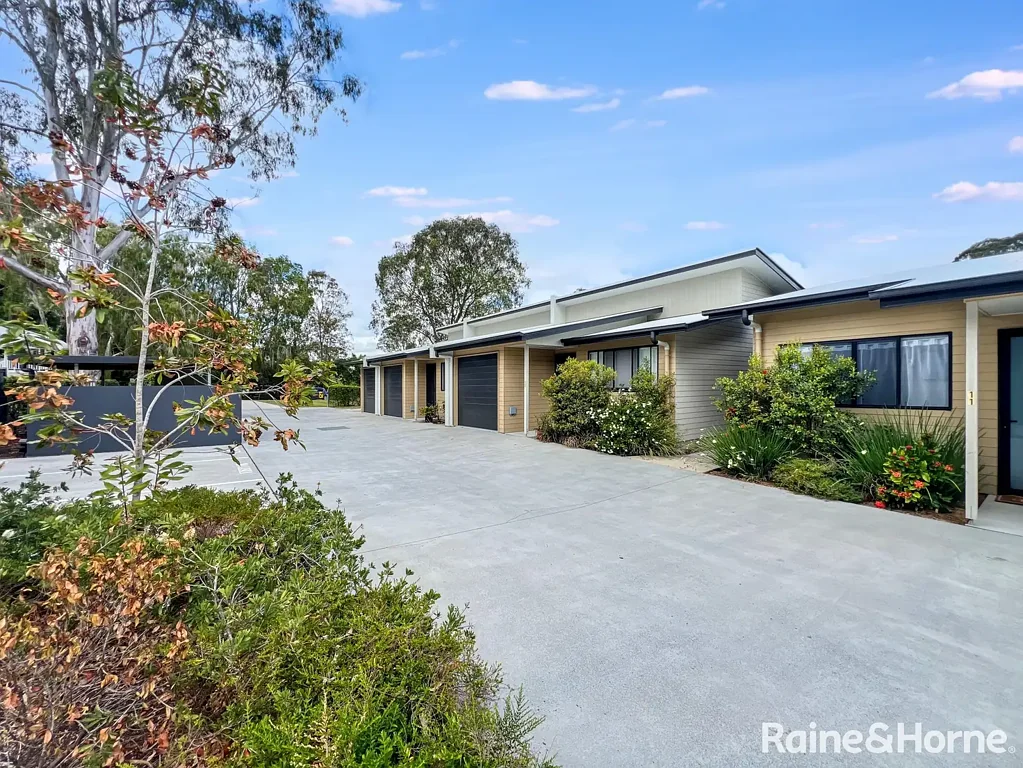 Contemporary Cooroy Living - Walk to Everything!