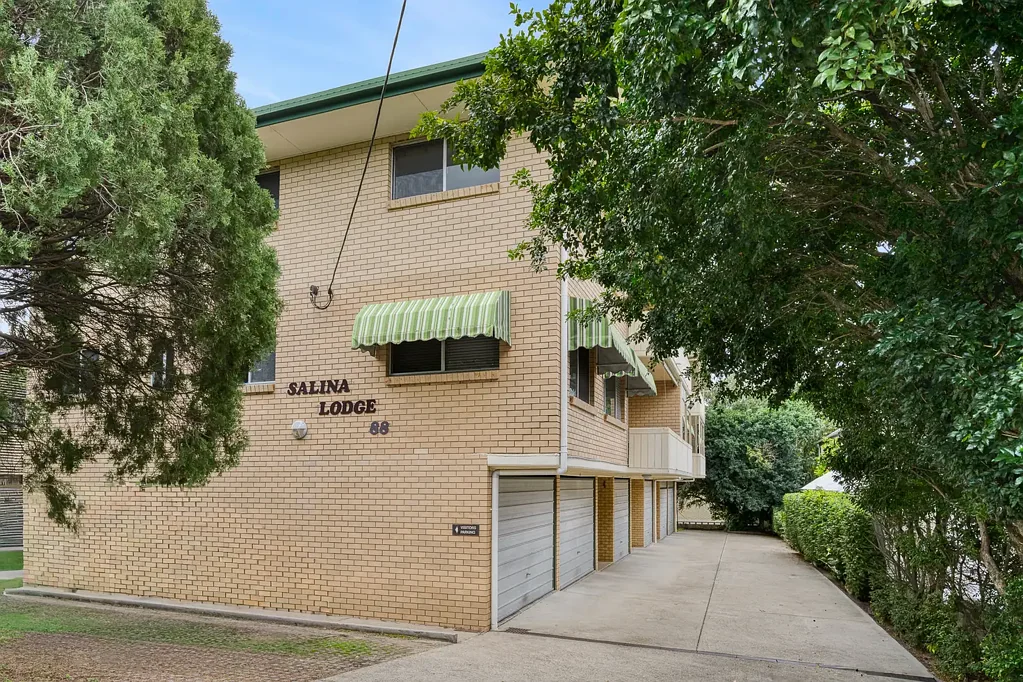 Clayfield 2房 Clayfield心脏地带 顶层两卧公寓 开放式起居 现代厨房 私人阳台 步行便利设施 Your Perfect First Step Into Clayfield