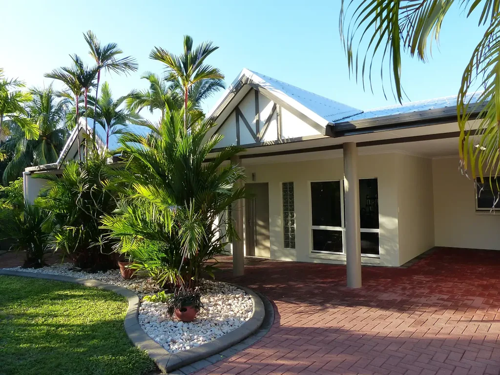 Tiwi 4chambre Beachside living in a well located, large, cool, family home.