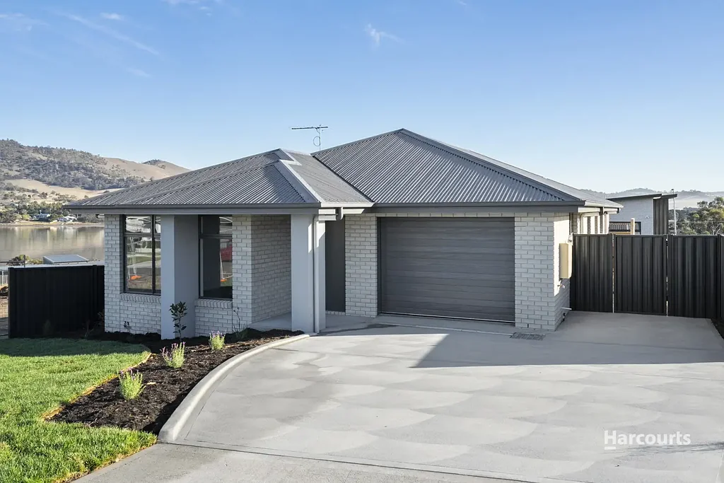 Midway Point 3 Bedroom Modern Living with Water Views