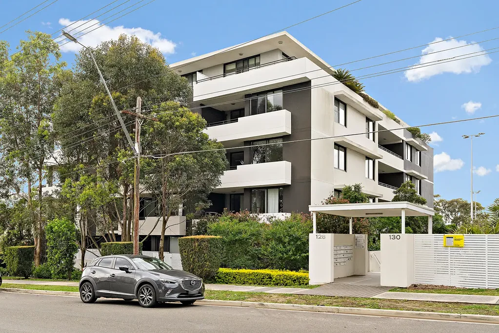 Caringbah 2房 市中心便利 交通多元 宽敞采光 主卧套间 石制台面 宠物友好 安全车位 公园环绕 花园烧烤 Spacious living in an ultra convenient location