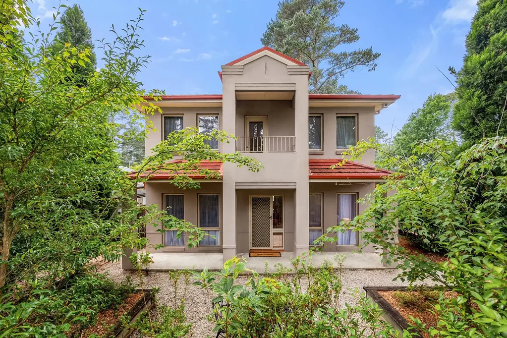 Wentworth Falls 5房 中心街角地块 精心维护花园 灵活平面布局 充足居住空间 现代居家办公 5卧4卫设计 宽敞车库庭院 学校交通便捷 GRAND FAMILY RESIDENCE ON A LEVEL BLOCK
