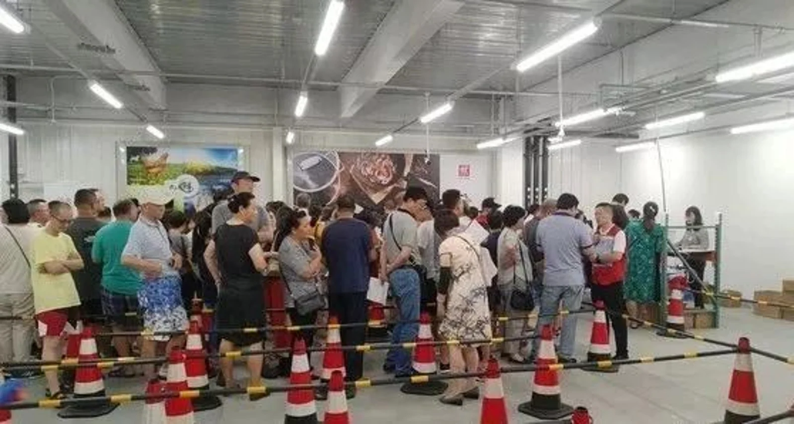上海一家人靠着Costco半天豪赚一万二!这样下去超市会被大爷大妈们玩坏的...