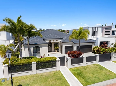 Paradise Point 4房  BROADWATER VIEWS WITH PROTECTED MOORING - SCARCE SINGLE LEVEL LUXURY WATERFRONT HOME