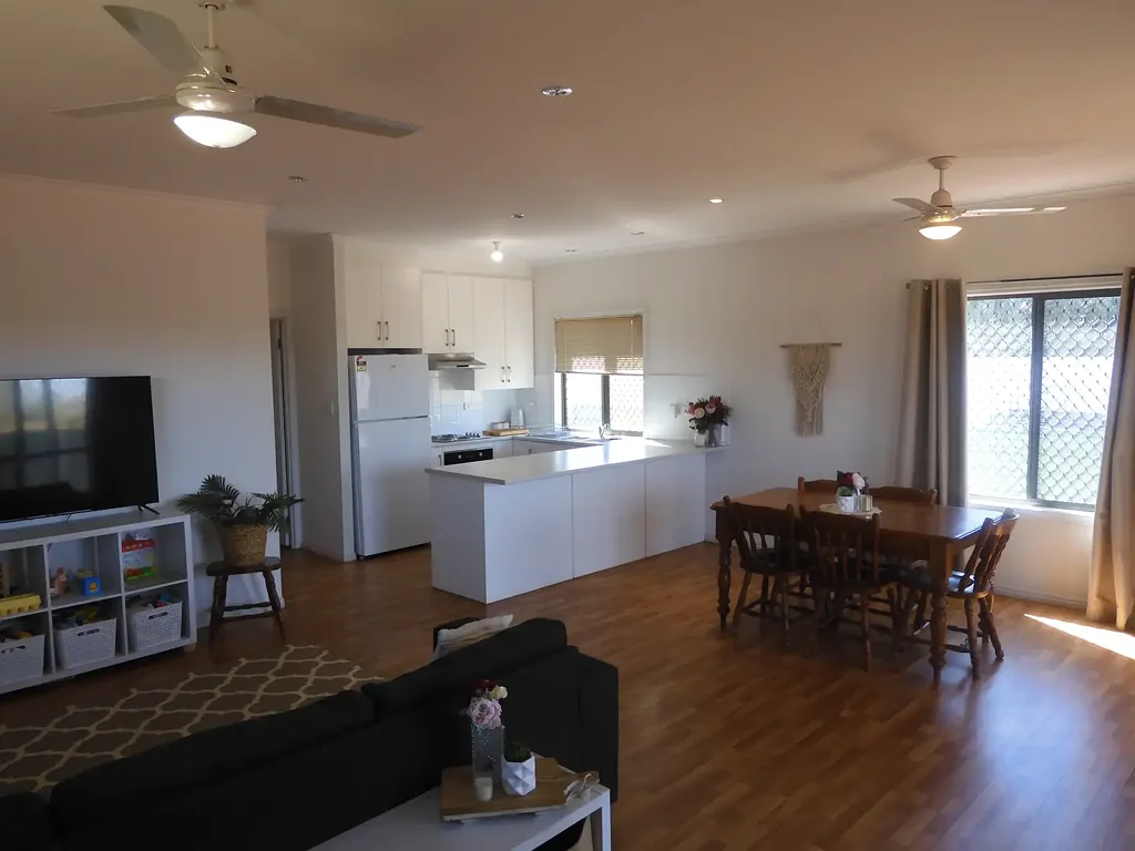 Tennant Creek 3Phòng ngủ Near new home, corner block, large yard