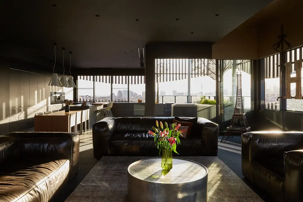 South Yarra 4房 南亚拉顶层豪宅
墨尔本天际线全景
超400㎡奢华空间
私人电梯通道
Miele厨房，壁炉
智能家居自动化
私人艺术工作室
多露天区域
步行至查珀尔街
高级饰面，定制家具 South Yarra Penthouse. Prestige. Power. Possibility.